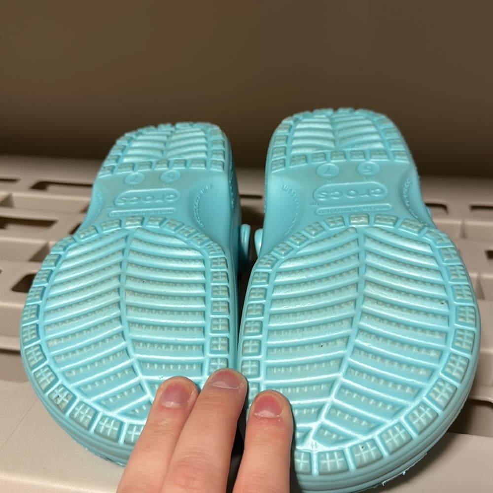 Women’s Light Blue Crocs Sz 7 W - Picture 2 of 2